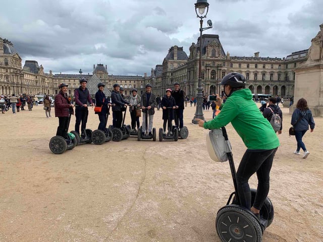 Paris : visite en Segway de 1,5 heure avec billet de croisière commentée