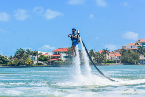 Cancún: paseo en mochila propulsoraVuelo en jetpack de 30 minutos