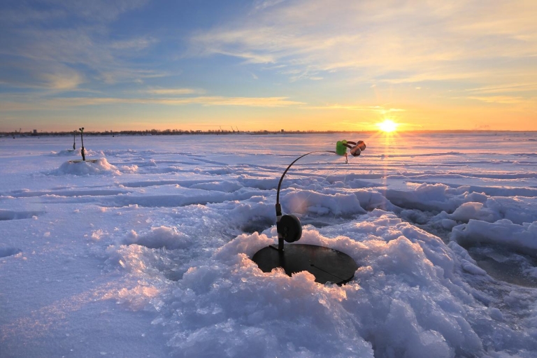 Rovaniemi: Eisangeln am Polarkreis mit BBQ