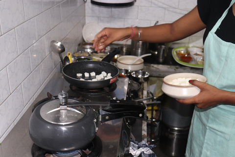 Aula de culinária e jantar com a família Rekha com refeições completasOpção de ponto de encontro