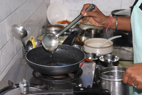 Lezione di cucina e cena con la famiglia Rekha con pasti completiOpzione punto d&#039;incontro