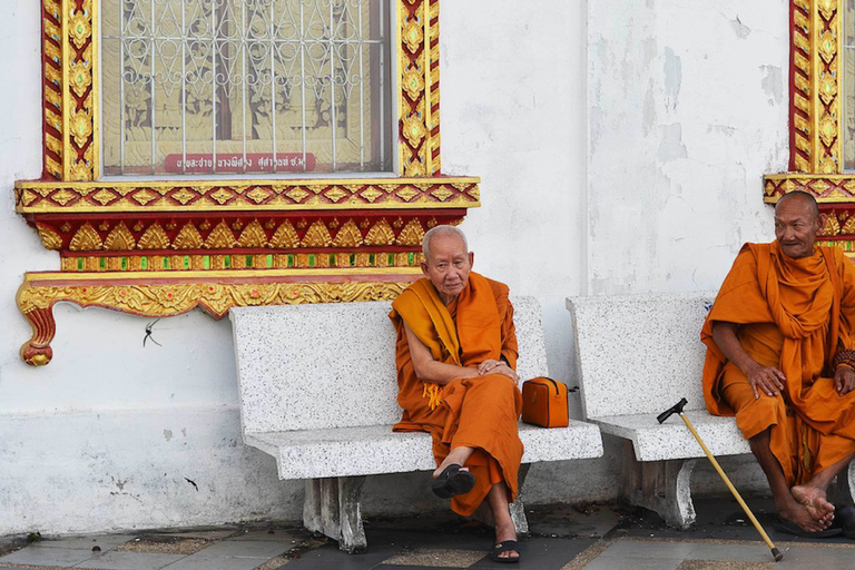 Chiang Mai: tour nocturno de 4h en Wat Umong y Doi SuthepTour en grupo de 4h al atardecer en Doi Suthep y Wat Umong