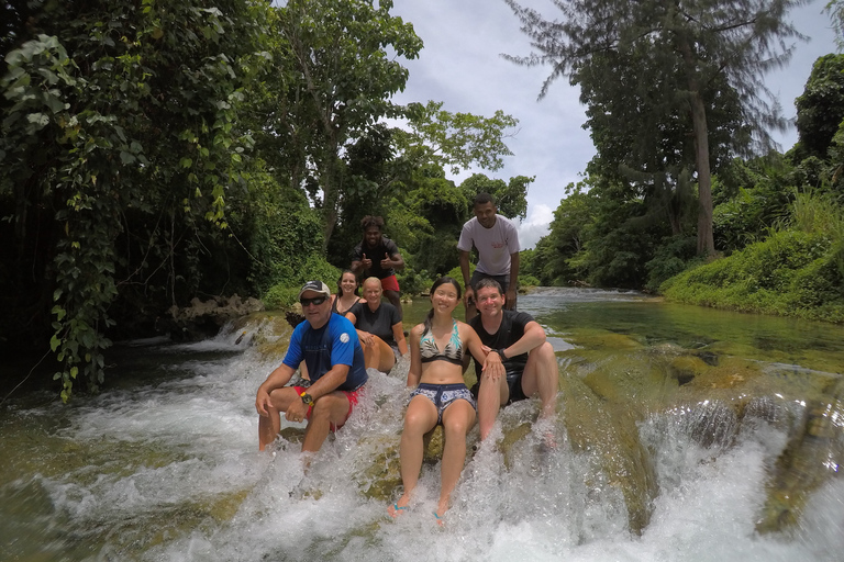 Port Vila: passeio de dia inteiro em caiaque no rio e cascatas