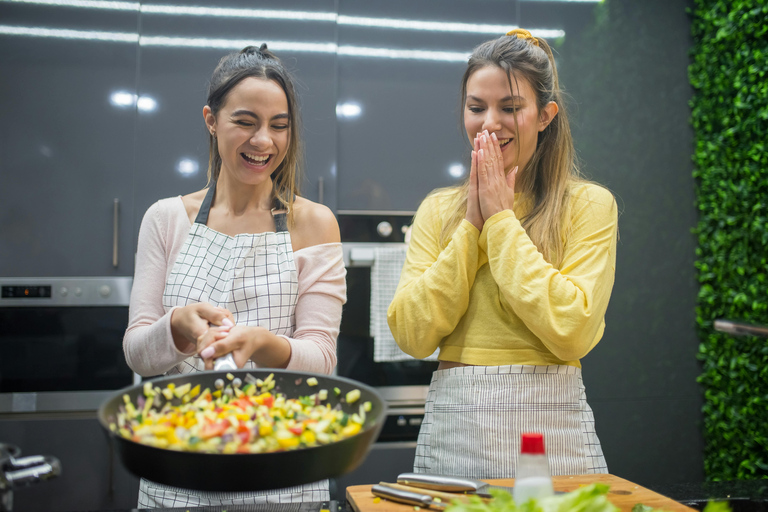 Experiencia culinaria con un chef: Aprende y cena