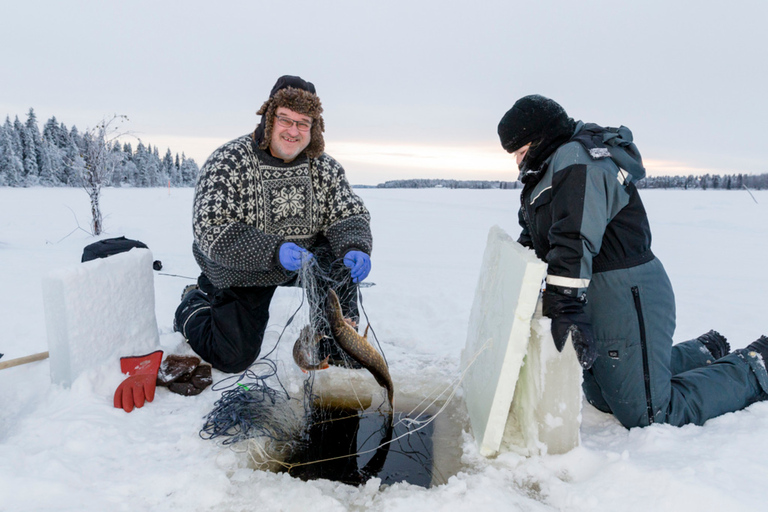 Levi: pesca no gelo por snowmobile