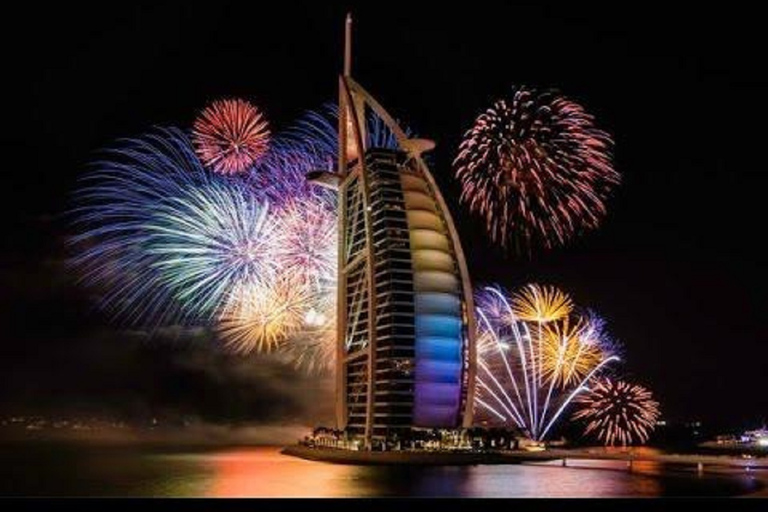 رحلة بحرية في رأس السنة الجديدة لمدة 3 ساعات في دبي 2026رحلة بحرية لمدة 3 ساعات منتصف الليل في دبي بمنا