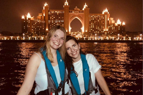 رحلة بحرية في رأس السنة الجديدة لمدة 3 ساعات في دبي 2026رحلة بحرية لمدة 3 ساعات منتصف الليل في دبي بمنا