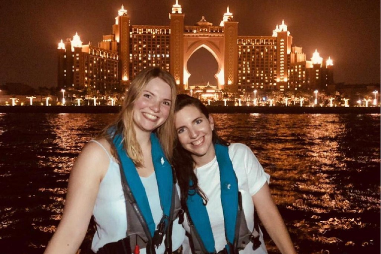 رحلة بحرية في رأس السنة الجديدة لمدة 3 ساعات في دبي 2026رحلة بحرية لمدة 3 ساعات منتصف الليل في دبي بمنا