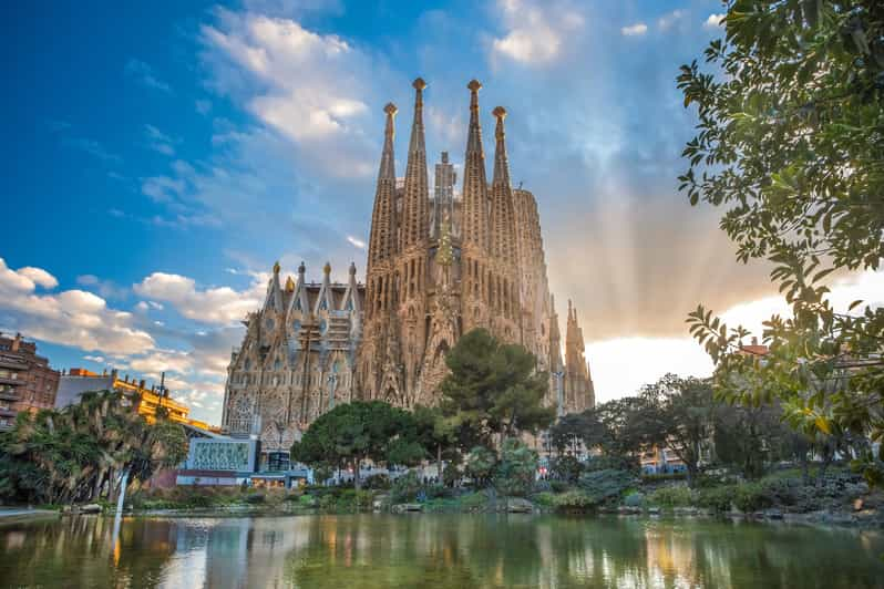 Barcelona: Sagrada Familia Private Tour & Park Guell Tickets | GetYourGuide