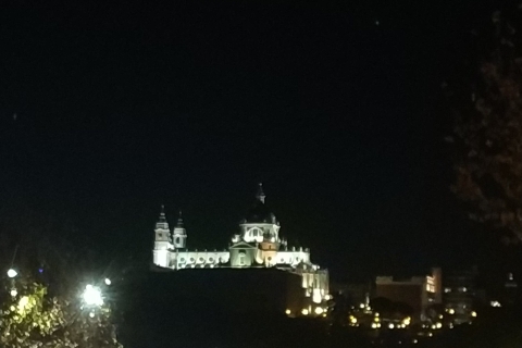 Madrid: Private Tour durch den Königspalast und das Prado-MuseumTreffen Sie sich an der Plaza de Isabel II zur Abholung