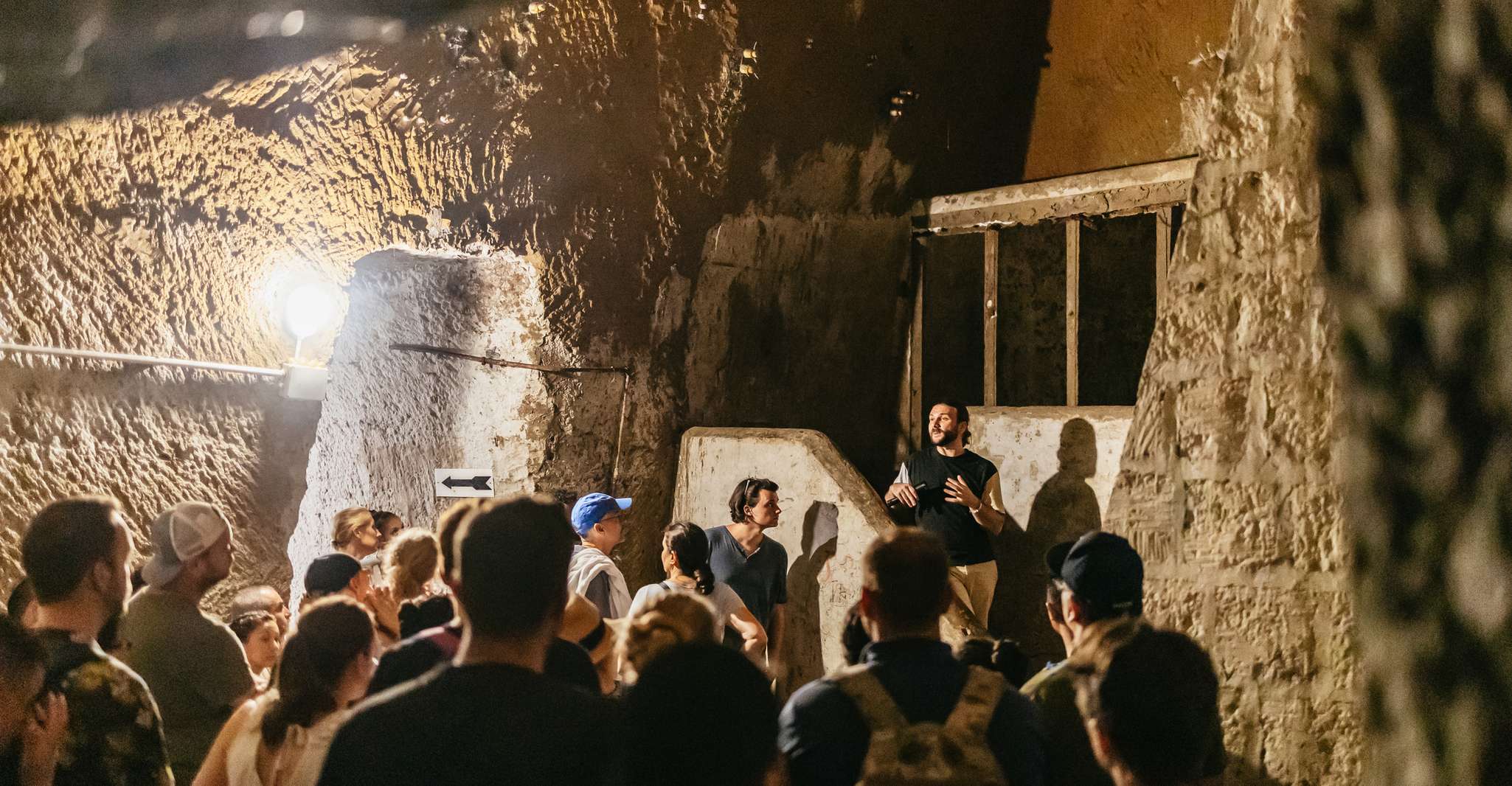 Napoli, Quartieri Spagnoli Tour Guidato della Metropolitana - Hizvo