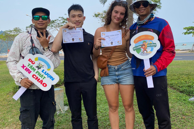 Voar de parapente e ver Da Nang do alto é maravilhoso