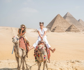 Cairo: Female-Guided Pyramids, Bazaar, and Museum Tour