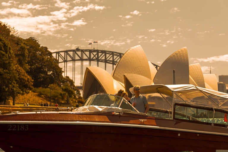 Sydney: privécruise bij zonsondergang met wijn voor maximaal 6 gastenSydney: privécruise bij zonsondergang met wijn- en kaasschotel