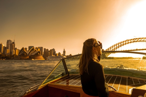 Sydney: privécruise bij zonsondergang met wijn voor maximaal 6 gastenSydney: privécruise bij zonsondergang met wijn- en kaasschotel