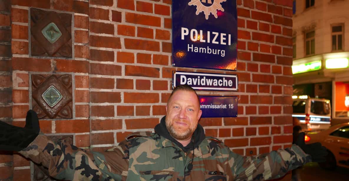 St. Pauli: Reeperbahn Walking Tour by Drag Queen or Local Celebrity with Drink