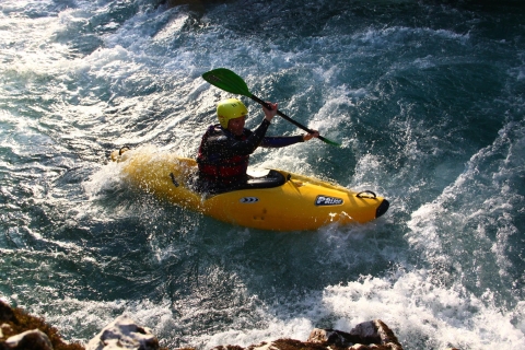 Bovec: curso de kayak para principiantes de 1 día en el río SočaCurso de kayak para principiantes de 1 día en el río Bovec Soča