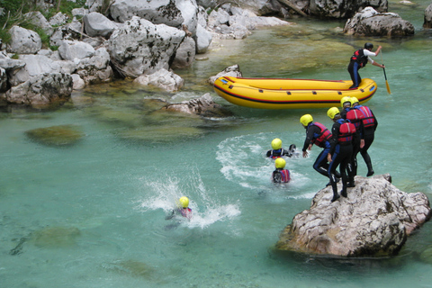 Floden Soča: Familjens raftingäventyr, med fotonFloden Soča: Äventyr med familjen på forsränning