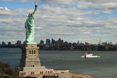 Nueva York: 9/11 Memorial Museum & Cruise of Statue of LibertyTour con la entrada flexible de la Estatua de la Libertad