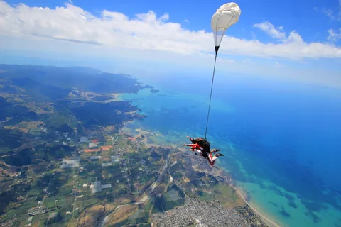Depuis Motueka : Saut en parachute tandem Abel Tasman