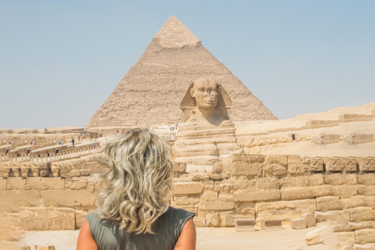 Kair: zwiedzanie piramid z przewodnikiem kobiet, bazaru i muzeumWspólna wycieczka bez opłat za wstęp