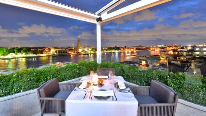 bangkok audessus du restaurant sur le toit riva et transfert allerretour