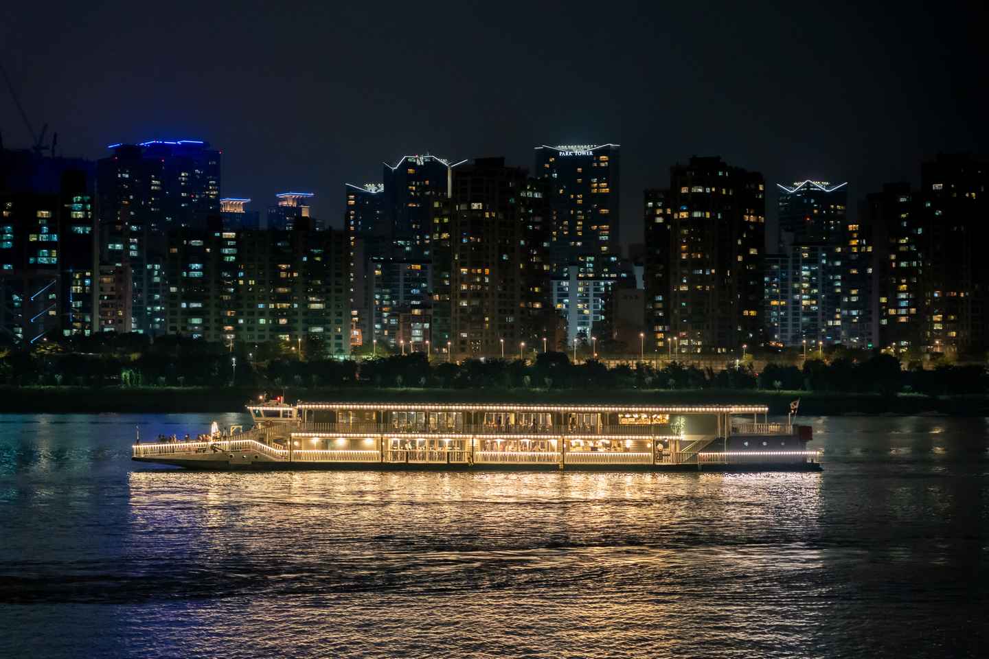 cruise on the han river