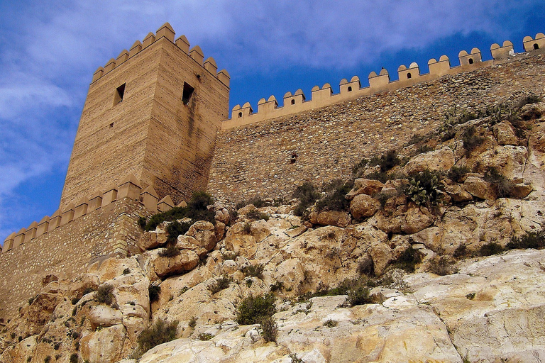 Almería: Tour em pequenos grupos pela AlcazabaAlmeria: excursão para grupos pequenos em Alcazaba em espanhol