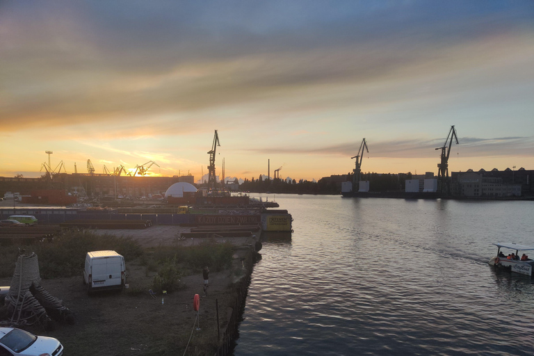 Gdańsk: Wrzeszcz and Shipyard District Private Bike Tour Golden Hour Ride – Gdańsk on evening mood Photo Stops