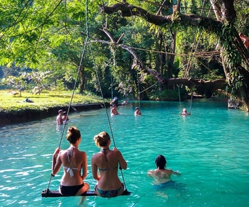 Vang Vieng: Laguna Azul y excursión en bicicleta por el campo con almuerzo