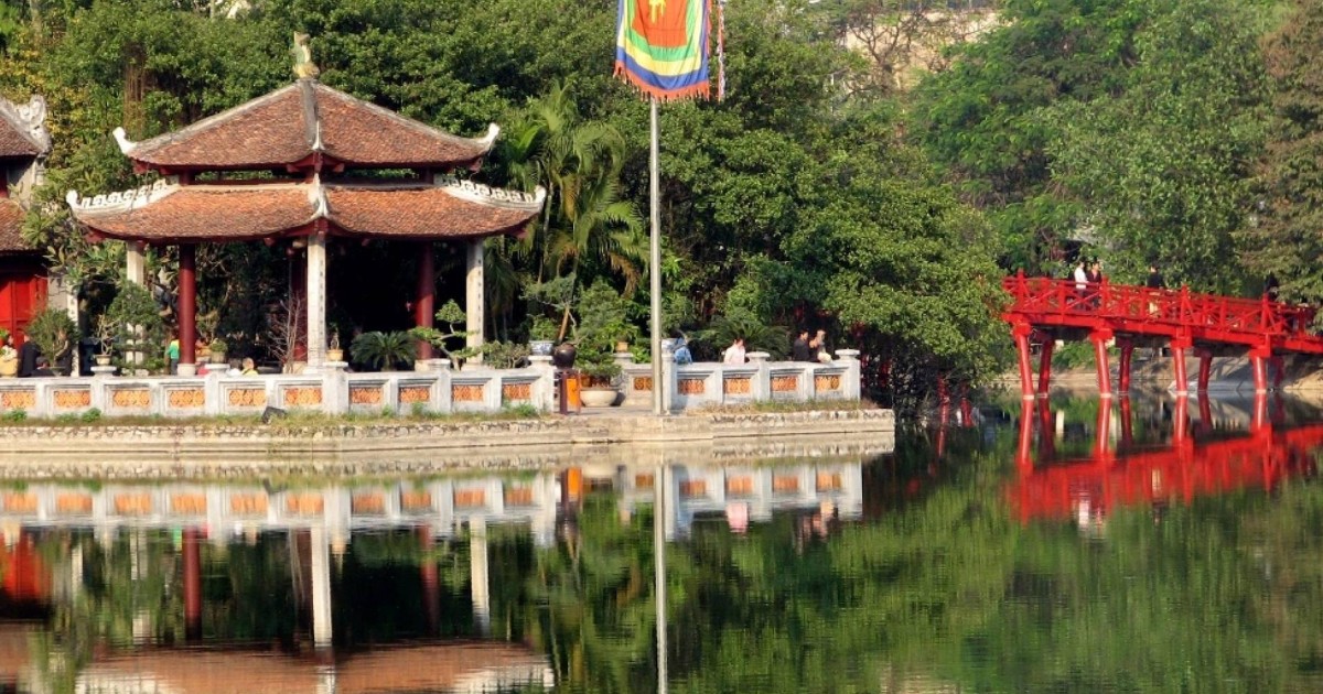 Музей культуры Ханое Вьетнам.. Ханой парки. Вьетнамский храм на озере на ножке. Ханой экскурсии