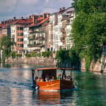 Lubiana: tour in barca elettrica sul fiume Ljubljanica