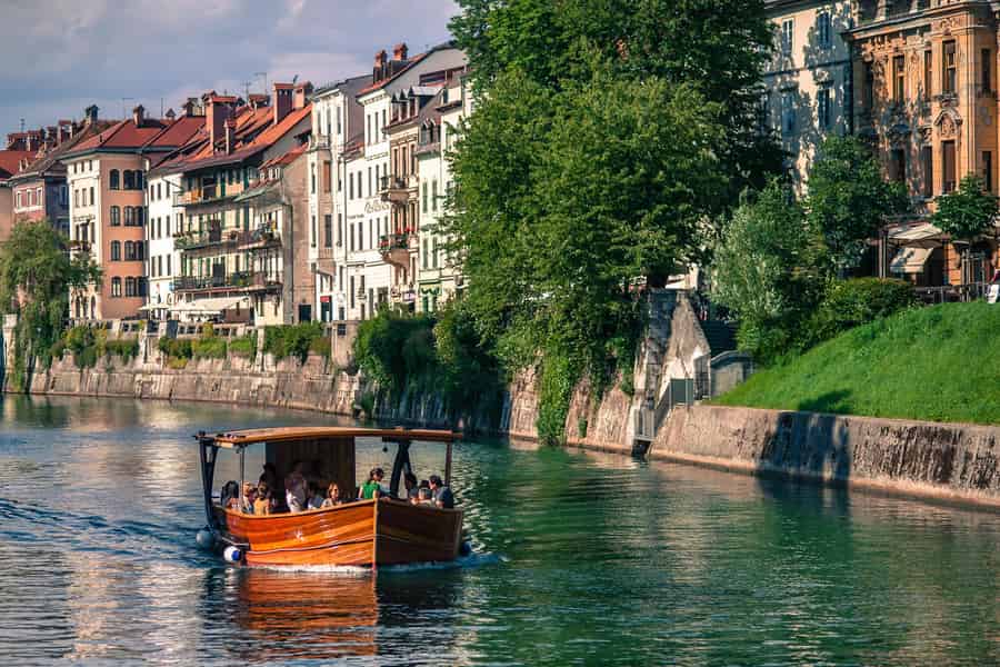 Ljubljana: Elektroboot-Tour auf dem Fluss Ljubljanica. Foto: GetYourGuide