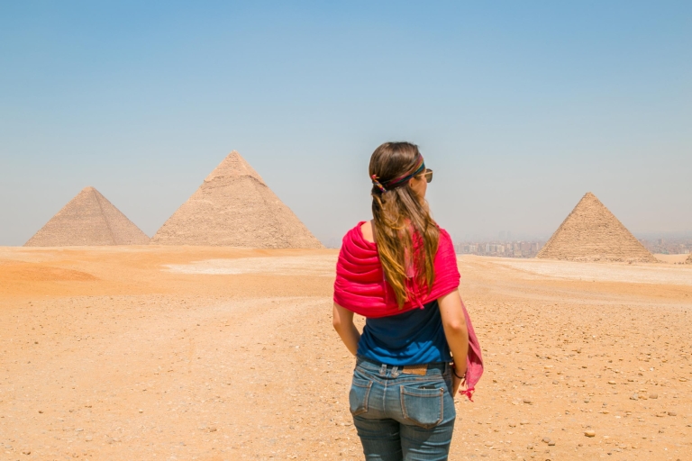 Vanuit Hurghada: dagtrip door Caïro met gedeelde bus EliteGedeelde piramides, museumtour en lunch