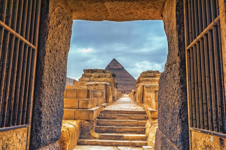 Z Hurghady: całodniowa wycieczka po Kairze przez Elite Shared BusWspólne piramidy, zwiedzanie muzeum i lunch