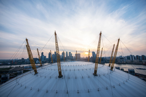 London: Klettererlebnis auf dem Dach der O2 ArenaKlettertour bei Sonnenuntergang