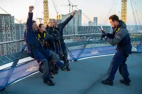 Wspinaczka na dachu O2 Arena