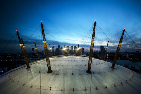 London - en upplevelse Klättringsupplevelse på taket till O2 ArenaSkymningsklättring