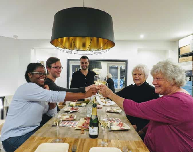 París clase magistral de champán y tour de comida gourmet GetYourGuide