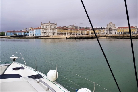 Lisbonne : Coucher de soleil inoubliable en catamaranLisbonne : coucher de soleil inoubliable en catamaran