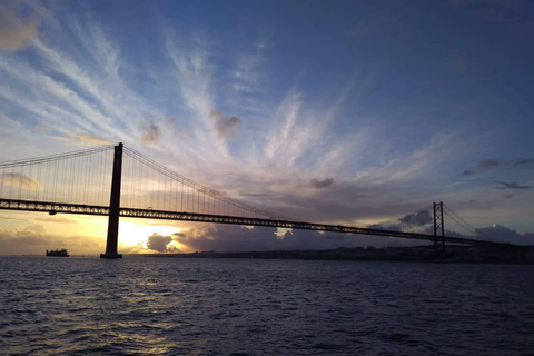 Lisboa: Atardecer Inolvidable | CatamaránInolvidable Puesta de Sol en Catamarán en Lisboa