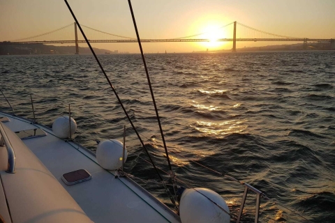 Lisboa: Atardecer Inolvidable | CatamaránInolvidable Puesta de Sol en Catamarán en Lisboa