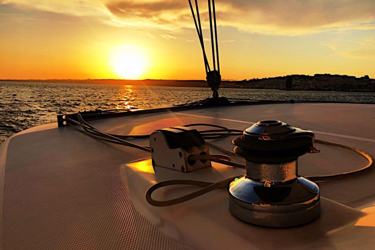 Lisbonne : Coucher de soleil inoubliable en catamaranLisbonne : coucher de soleil inoubliable en catamaran