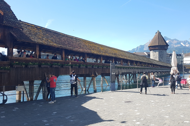 Luzern City Tour Visite guidée privée à pied avec croisière sur le lacLucerne : Visite de la ville en demi-journée et croisière sur le lac