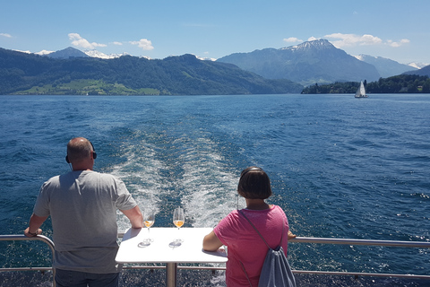 Luzern City Tour Visite guidée privée à pied avec croisière sur le lacLucerne : Visite de la ville en demi-journée et croisière sur le lac