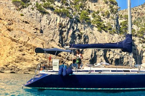 Alcudia: Paseo romántico en velero con cena para 2