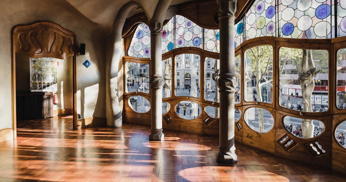 Barcelona: Guided Gaudi Tour to Sagrada, Houses & Park Guell | GetYourGuide