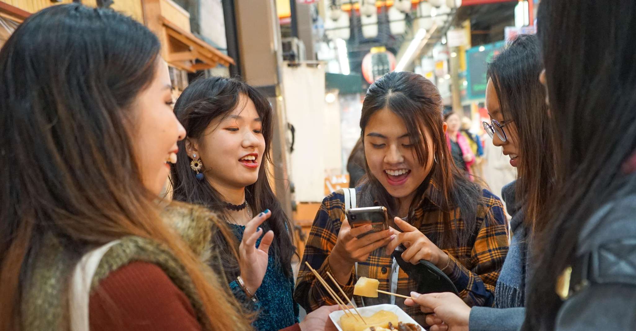 Osaka: Kuromon Market Food Walking Tour (6 stops, 6 tastes)