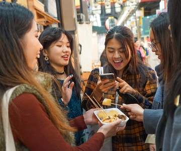 2-Hour Kuromon Market Walking Street Food Tour