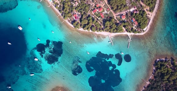 Von Trogir aus: Halbtagestour mit dem Schnellboot zu den drei Inseln
